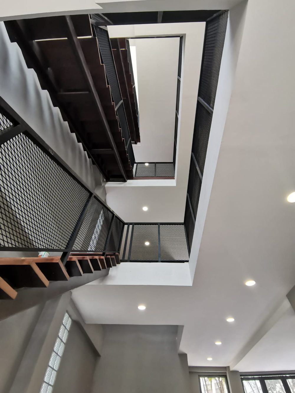 Void Tangga Interior — NW28 ID